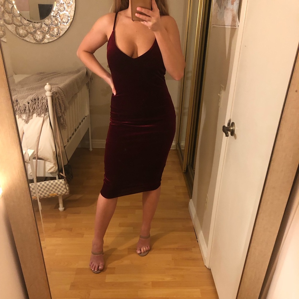 ❗️Fashion Nova Red Velvet Midi Bodycon dress❗️